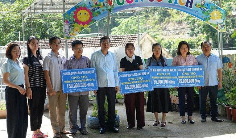 Ngành giáo dục Nghệ An trao tiền hỗ trợ cho các trường ở vùng lũ bị thiệt hại. image.jpg