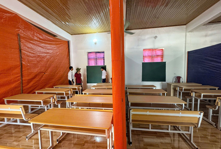 Hiện nay nhà trường tận dụng nhà văn hóa của bản, ngăn cách chia thành 5 phòng cho 58 em học sinh học tập. z6978895092835-da7a866143e19ff8635d7f83363d51ed.jpg