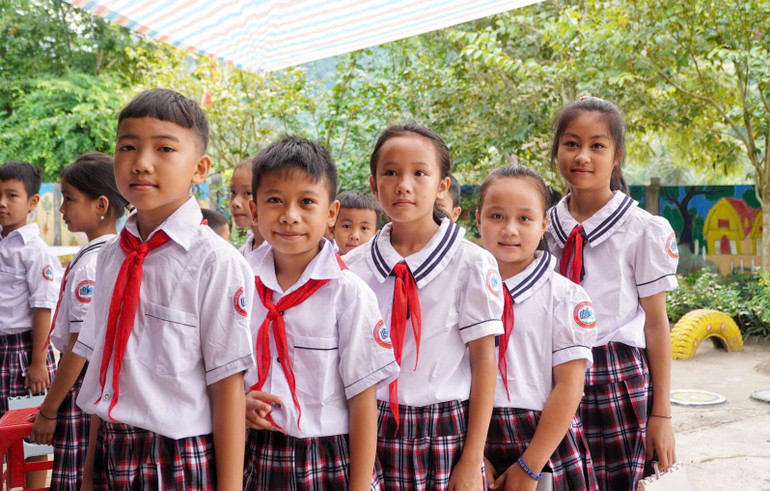 Niềm vui của các em trong ngày khai giảng nơi tâm lũ quét qua. z6978530383452-f84225f32855e954f6fb32e306a3d778.jpg