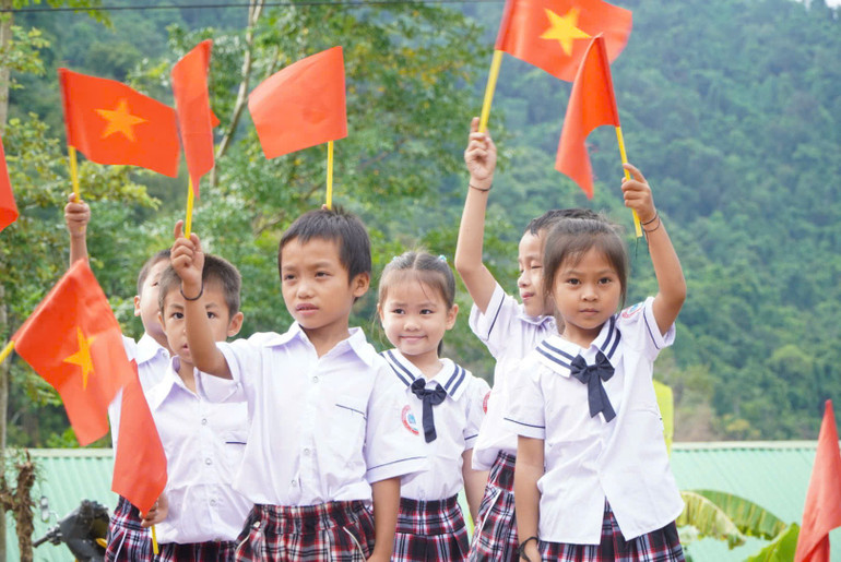 Không khí vui tươi, ấp áp ngày khai giảng ở rốn lũ Mỹ Lý. z6978530367196-6a29813dd02563a87d4a16a280d651b4.jpg