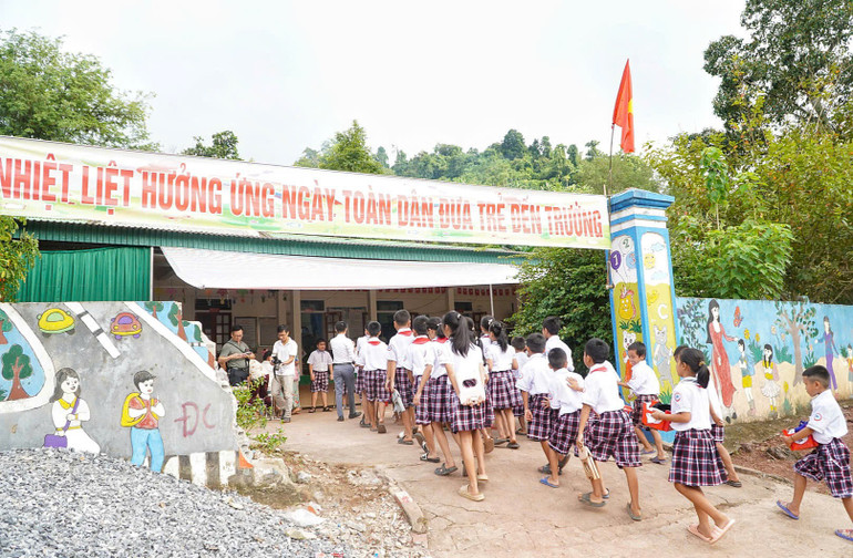 Từ tờ mờ sáng, các em học sinh háo hức tới trường để dự lễ khai giảng. z6978530380018-8bd62deb3a89355b15107442733a1bc9.jpg