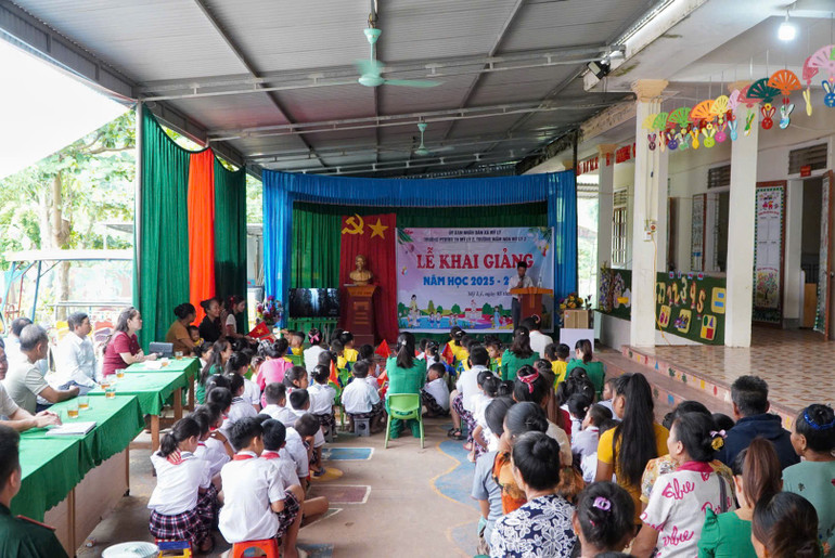 Quang cảnh buổi lễ khai giảng tại rốn lũ Mỹ Lý. z6978530353183-c063a9f59c67955e3d477099edd031b5.jpg