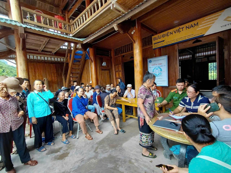 Người dân xã Mỹ Lý, địa phương bị thiệt hại nặng nề đợt mưa lũ cuối tháng 7 vừa qua vui mừng nhận quà Quốc Khánh. z6966831027644-57782212125e68a4de915e9d20019b19.jpg