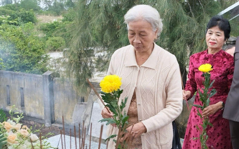 Anh hùng Lực lượng vũ trang nhân dân Trần Thị Cúc tưởng niệm các nạn nhân vụ thảm sát Trảng Trầm, xã Bình Dương, huyện Thăng Bình. bs.jpg