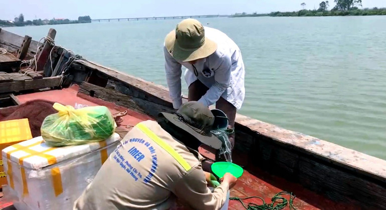Thu thập các mẫu nước tại khu vực cửa biển Thuận An (thành phố Huế). Ảnh: Ái Ngân 6dbb0e36-592e-40f5-ad2a-431b44d06a93.jpg