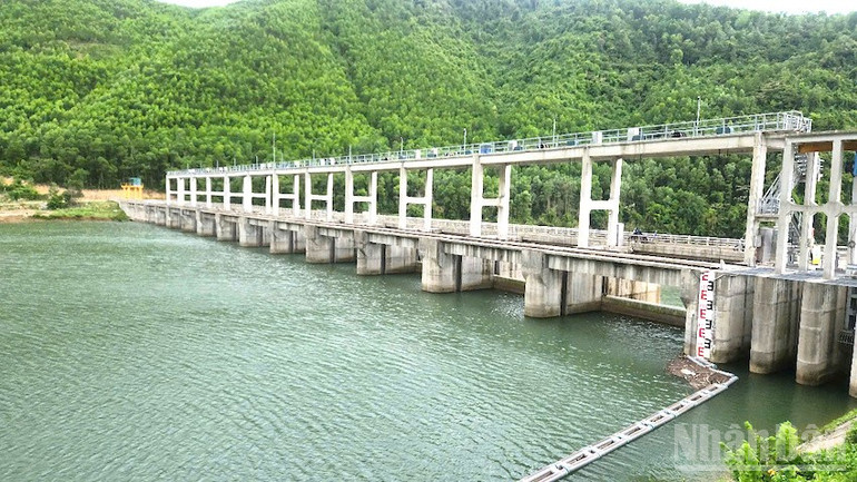 Đập dâng Nhà máy nước Hòa Liên. (Ảnh: XUÂN LAM) ndo_br_hoabac10.jpg