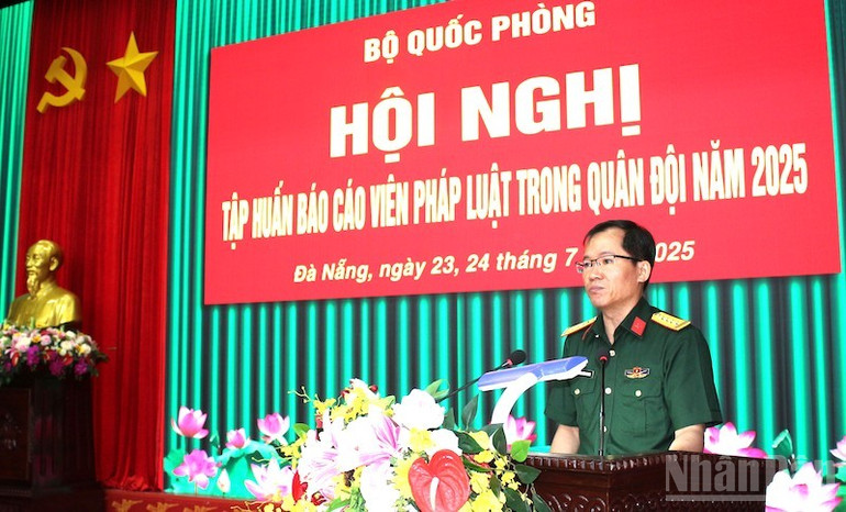 Đại tá Lương Đình Chung, Bí thư Đảng ủy, Chính ủy Quân khu 5 phát biểu chào mừng hội nghị. (Ảnh: ĐÌNH TĂNG) ndo_br_pl2.jpg