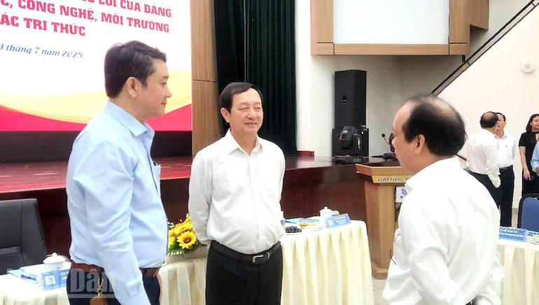 Các đại biểu trao đổi, tìm hiểu các hoạt động có liên quan nội dung buổi làm việc tại Đại học Đà Nẵng. (Ảnh: ĐÌNH TĂNG) ndo_bl_dhdn5.jpg