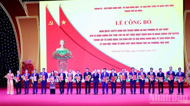 Bí thư Thành ủy Đà Nẵng trao Quyết định công nhận các đảng bộ xã và đặc khu thuộc thành phố Đà Nẵng mới. (Ảnh: Nhóm PV) ndo_br_congbo5.jpg