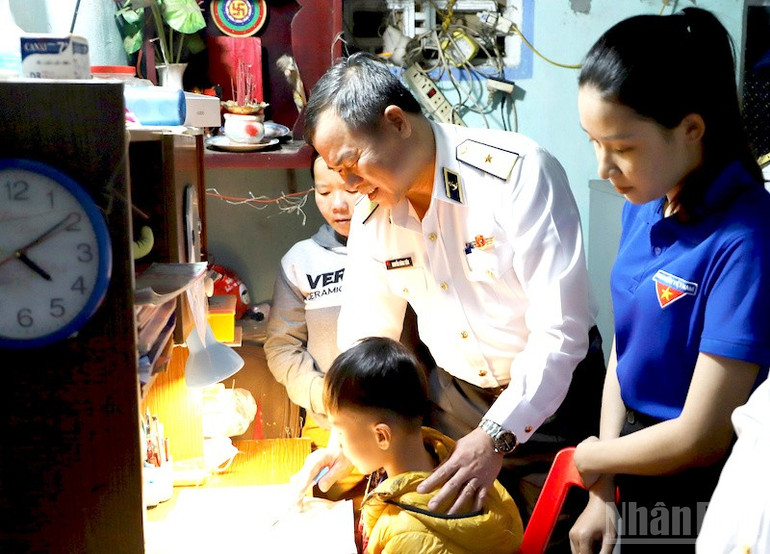 Chuẩn Đô đốc Nguyễn Đăng Tiến, Bí thư Đảng ủy, Chính ủy Vùng 3 Hải quân thăm hỏi, động viên con em ngư dân do đơn vị nhận đỡ đầu. (Ảnh: Vùng 3 Hải quân cung cấp) ndo_br_hq6.jpg