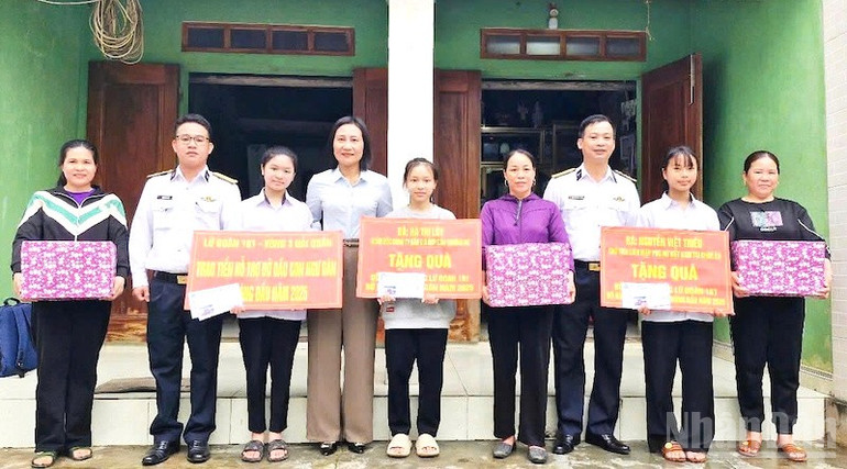 Đoàn công tác của Lữ đoàn 161 trao quà và hỗ trợ kinh phí cho con ngư dân 6 tháng cuối năm 2025 tại Quảng Bình. (Ảnh: Vùng 3 Hải quân cung cấp) ndo_br_hq5.jpg