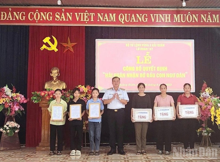 Chuẩn Đô đốc Nguyễn Đăng Tiến, Bí thư Đảng ủy, Chính ủy Vùng 3 Hải quân tặng quà gia đình con ngư dân nhận đỡ đầu tại Quảng Bình (Ảnh: Vùng 3 Hải quân cung cấp) ndo_br_hq7.jpg