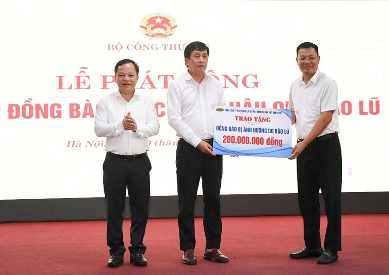 Sau một ngày phát động ủng hộ đồng bào khắc phục hậu quả bão lũ, Bộ Công thương đã quyên góp được gần 1 tỷ đồng. quyengop1.jpg