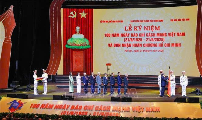 Tổng Bí thư Tô Lâm gắn Huân chương Hồ Chí Minh lên lá cờ truyền thống của Báo chí Cách mạng Việt Nam. (Ảnh: TTXVN) bccm1.jpg