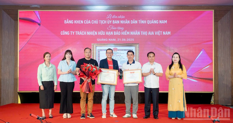 Ông Trần Anh Tuấn, Phó Chủ tịch Ủy ban nhân dân tỉnh Quảng Nam trao Bằng khen cho AIA Việt Nam vì những thành tích tiêu biểu, đóng góp vào sự phát triển kinh tế-xã hội của địa phương. (Ảnh: ĐÌNH TĂNG) ndo_br_htcs2.jpg