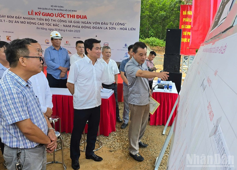 Ông Nguyễn Vũ Quý, Giám đốc Ban Quản lý dự án đường Hồ Chí Minh báo cáo Dự án với Thứ trưởng Nguyễn Tường Văn. (Ảnh: ĐÌNH TĂNG) ndo_br_caotic1.jpg