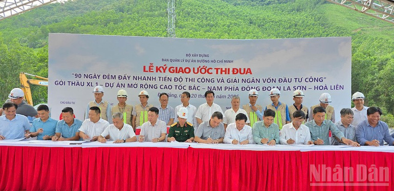 Thứ trưởng Nguyễn Tường Văn chứng kiến Ban Quản lý dự án đường Hồ Chí Minh và các nhà thầu ký kết giao ước thi đua. (Ảnh: ĐÌNH TĂNG) ndo_br_caotc2.jpg