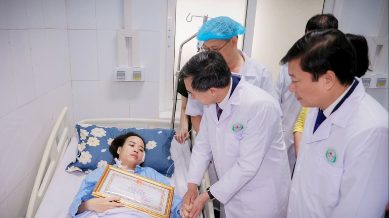 អនុរដ្ឋមន្ត្រីក្រសួងសុខាភិបាល ប្រគល់ប័ណ្ណសរសើរ របស់រដ្ឋមន្ត្រីក្រសួងសុខាភិបាល ដល់គិលានុបដ្ឋាយិកាចំនួន ០៣នាក់ ដែលកំពុងសម្រាកព្យាបាលនៅមន្ទីរពេទ្យមិត្តភាពទូទៅ Nghe An 9-copy1.jpg