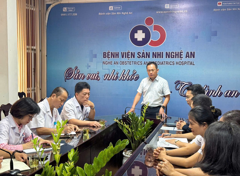 Tiến sĩ Nguyễn Hữu Lê, Phó Giám đốc Sở Y tế Nghệ An chỉ đạo trực tiếp tại Bệnh viện Sản Nhi Nghệ An sau sự việc. z7147878518833-f8bce7ca46477de286ddd66166498174.jpg