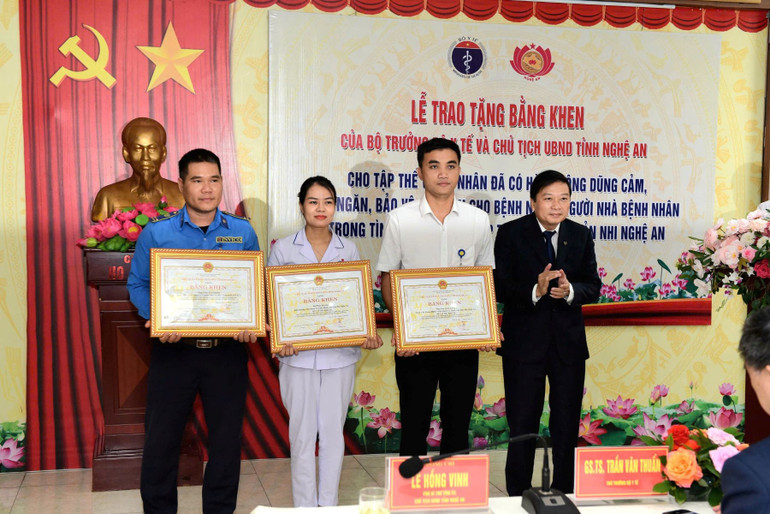 ប្រធានគណៈកម្មាធិការប្រជាជនខេត្ត Nghe An លោក Le Hong Vinh បានប្រគល់ប័ណ្ណសរសើរដល់បុគ្គលចំនួន ០៣រូប។ z7163447748514-300705f06425b3040dc2d6662ff6a86d.jpg