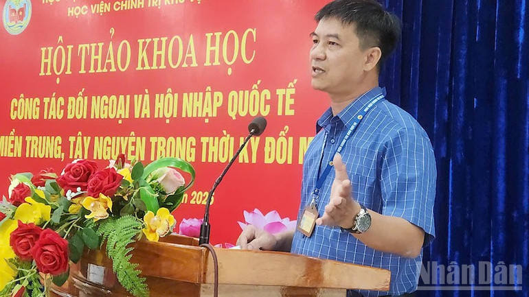 Các đại biểu trao đổi tại Hội thảo. (Ảnh: ĐÌNH TĂNG) ndo_br_hthc34.jpg