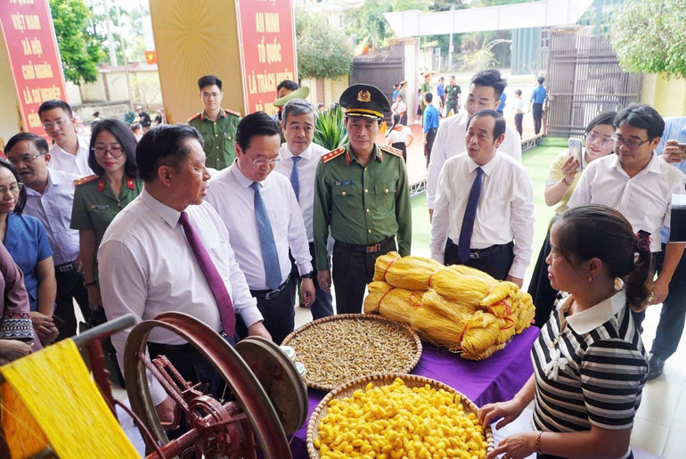Đồng chí Nguyễn Trọng Nghĩa và đoàn công tác tham quan các gian hàng làng nghề truyền thống xã Đô Lương. z6809448004033-8fb18b99f17542773d67b0952a6dc80f-7505.jpg