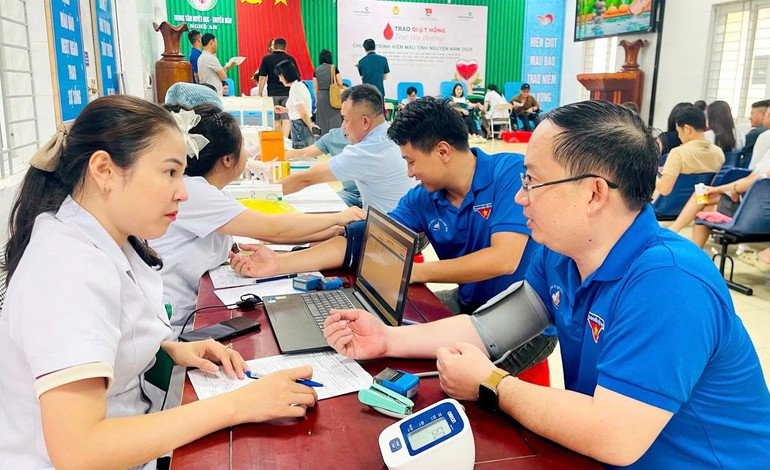 Nghệ An phấn đấu đạt chỉ tiêu 1,4% dân số trở lên tại địa phương tham gia hiến máu. z6812731941454-274635edc772faf03fe83f6bb117b215.jpg
