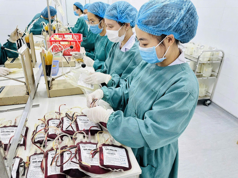 Hiện nay, lượng máu chỉ đáp được được 40-50% so với nhu cầu điều trị. z6812732051037-7e6f004a66b3d4f55cbf907390f1cfa1.jpg