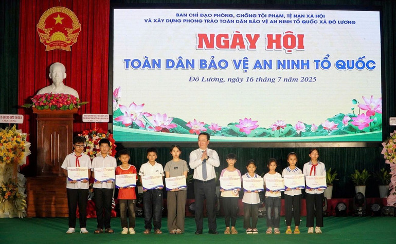 Bí thư Tỉnh ủy Nghệ An Nguyễn Đức Trung trao 10 phần quà cho các em học sinh nghèo vượt khó trên địa bàn xã Đô Lương. z6809526861710-4609b9e045f798ffb50c909411105bcb.jpg