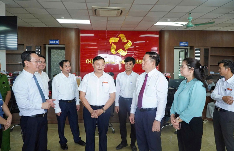 Đồng chí Nguyễn Trọng Nghĩa và đoàn công tác đến thăm trung tâm phục vụ hành chính công xã Đô Lương. z6809496423930-b6d3f8069343647dd2eeab6954074c7f.jpg