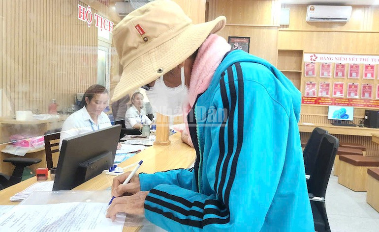Ngay trong tháng đầu tiên hoạt động (7/2025), Trung tâm đã tiếp đón hơn 2.850 lượt công dân, xử lý 2.821 hồ sơ. (Ảnh: ĐÌNH TĂNG) ndo_c_anhai4.jpg