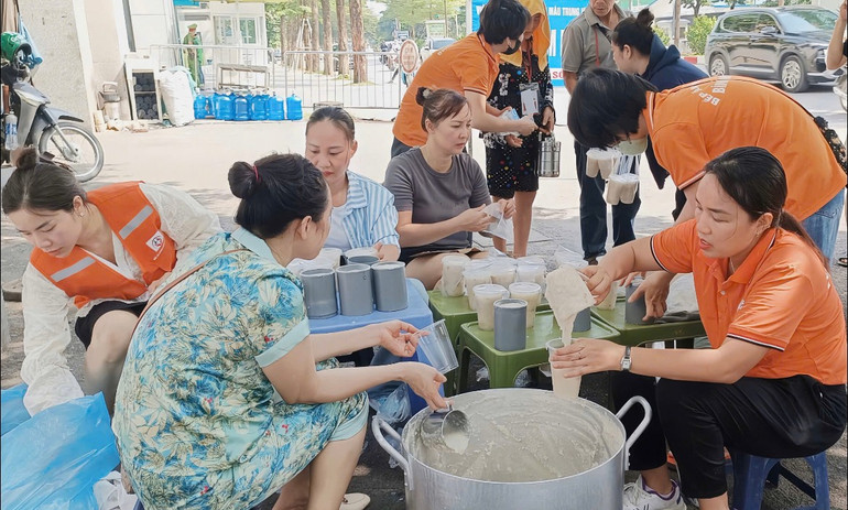 Các thành viên Bếp ăn không đồng Bình Minh đang phát tặng cháo cho bệnh nhân và người nhà. 96e792a3-54b7-44c1-a048-f5e3b0a973a6.jpg