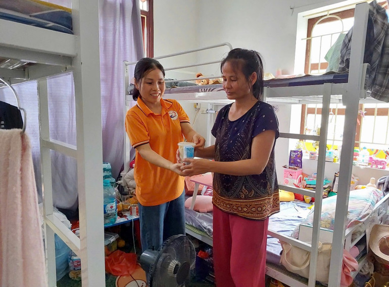 Thành viên của Bếp ăn không đồng Bình Minh tặng cháo cho bệnh nhân. 2d19c503-77d4-4d8a-9e59-bd4b17d33a9b.jpg