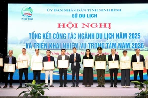 Đồng chí Bùi Văn Mạnh, Giám đốc Sở Du lịch tỉnh trao Giấy khen cho các cá nhân có thành tích xuất sắc trong công tác tuyên truyền về du lịch Ninh Bình.