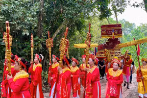 Nghi thức rước kiệu cung nghinh bài vị Đức Thánh Quý Minh Đại Vương tại lễ hội. 