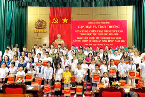 Công an tỉnh Ninh Bình trao thưởng cho 175 cháu là con cán bộ chiến sĩ đạt thành tích cao trong học tập, năm học 2025-2026.