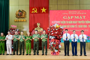 Lãnh đạo tỉnh Ninh Bình tặng hoa chúc mừng tại chương trình.