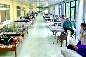Người dân điều trị tại Bệnh viện Phục hồi chức năng tỉnh Ninh Bình.