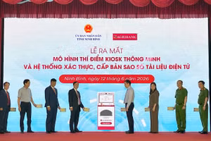 Các đại biểu thực hiện nghi thức ra mắt Kiosk thông minh và hệ thống xác thực, cấp bản sao số tài liệu điện tử.