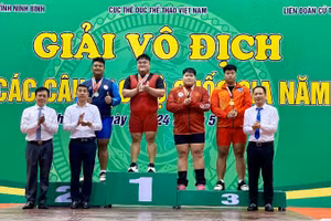 Ban tổ chức trao huy chương cho các vận động viên có thành tích cao tại giải.