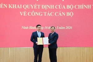 Đồng chí Hoàng Trung Dũng, Ủy viên Trung ương Đảng, Phó Trưởng Ban Thường trực Ban Tổ chức Trung ương, trao quyết định cho đồng chí Trần Đăng Quỳnh, Ủy viên Dự khuyết Trung ương Đảng, Phó Bí thư Tỉnh ủy Ninh Bình. (Ảnh: ĐỨC LAM)