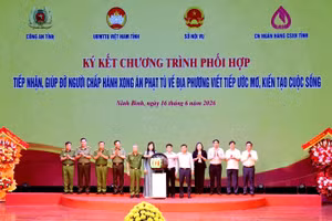 Các đơn vị ký kết Chương trình phối hợp “Tiếp nhận, giúp đỡ người chấp hành xong án phạt tù về địa phương viết tiếp ước mơ, kiến tạo cuộc sống”.