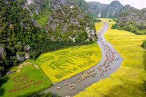 Lễ hội diễn ra trong không gian uốn lượn hình chữ S của dòng sông Ngô Đồng, được bao bọc bởi sắc xanh của núi đá và thảm lúa vàng trải dài, tạo nên một bức tranh thiên nhiên văn hóa độc đáo và ấn tượng.