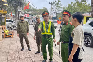 Lực lượng chức năng phường Nam Hoa Lư nhắc nhở các hộ kinh doanh và cơ sở dịch vụ chấp hành nghiêm quy định về an toàn giao thông và văn minh ứng xử.