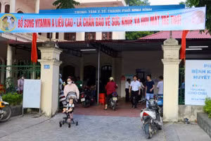 Điểm bổ sung Vitamin A cho trẻ tại trạm Đông Thành thuộc Trạm Y tế phường Hoa Lư, tỉnh Ninh Bình.