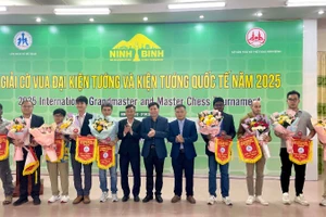 Ban tổ chức trao cờ lưu niệm cho các nước tham gia.