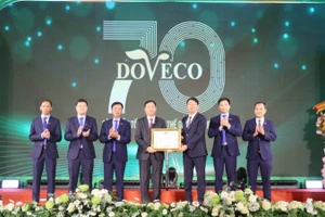 Lãnh đạo tỉnh Ninh Bình trao Bằng khen cho tập thể Công ty DOVECO.