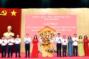Lãnh đạo tỉnh Ninh Bình tặng hoa chúc mừng các cơ quan báo chí nhân dịp kỷ niệm Ngày Báo chí Cách mạng Việt Nam.