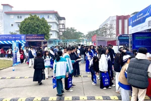 Hàng nghìn học sinh đến tham dự chương trình tuyển sinh-hướng nghiệp năm 2026.