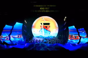 Chương trình nghệ thuật "Non thiêng biển rộng-Đón sóng vươn xa" tại chương trình.